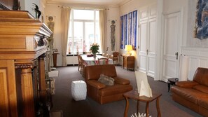 Coin salon dans le hall