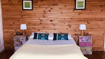 Economy Double Room | Individually decorated, individually furnished, desk, iron/ironing board