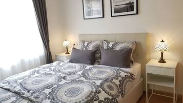 2 slaapkamers, een strijkplank/strijkijzer, reisbedje, wifi