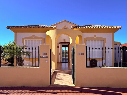 Lovely detached villa with private pool and hottub (Nov-April). Pet-friendly!