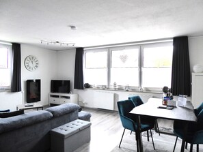 Smart-TV, Kamin, Tischtennisplatte, Bücher