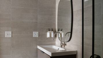 Douche, sèche-cheveux, serviettes fournies