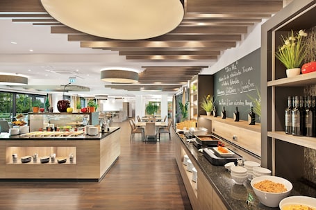 Colazione a buffet a pagamento, servita tutte le mattine . Landhotel Beck