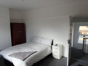 Habitación estándar doble, 1 cama de matrimonio (Shared) | Tabla de planchar con plancha, camas supletorias, ropa de cama