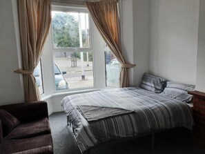 Habitación estándar doble, 1 cama de matrimonio (Shared) | Tabla de planchar con plancha, camas supletorias, ropa de cama