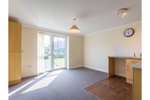 Apartment, 1 Bedroom (2 Guests) | 1 bilik tidur, seterika/papan seterika, cadar katil 