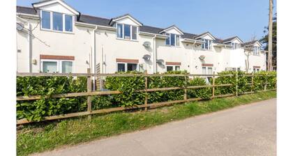 OYO LBH Avon Court