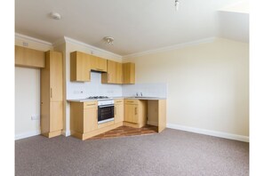 Private kitchen - OYO LBH Avon Court (Ringwood)