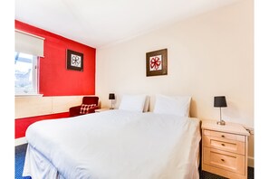 1 bilik tidur, seterika/papan seterika, cadar katil