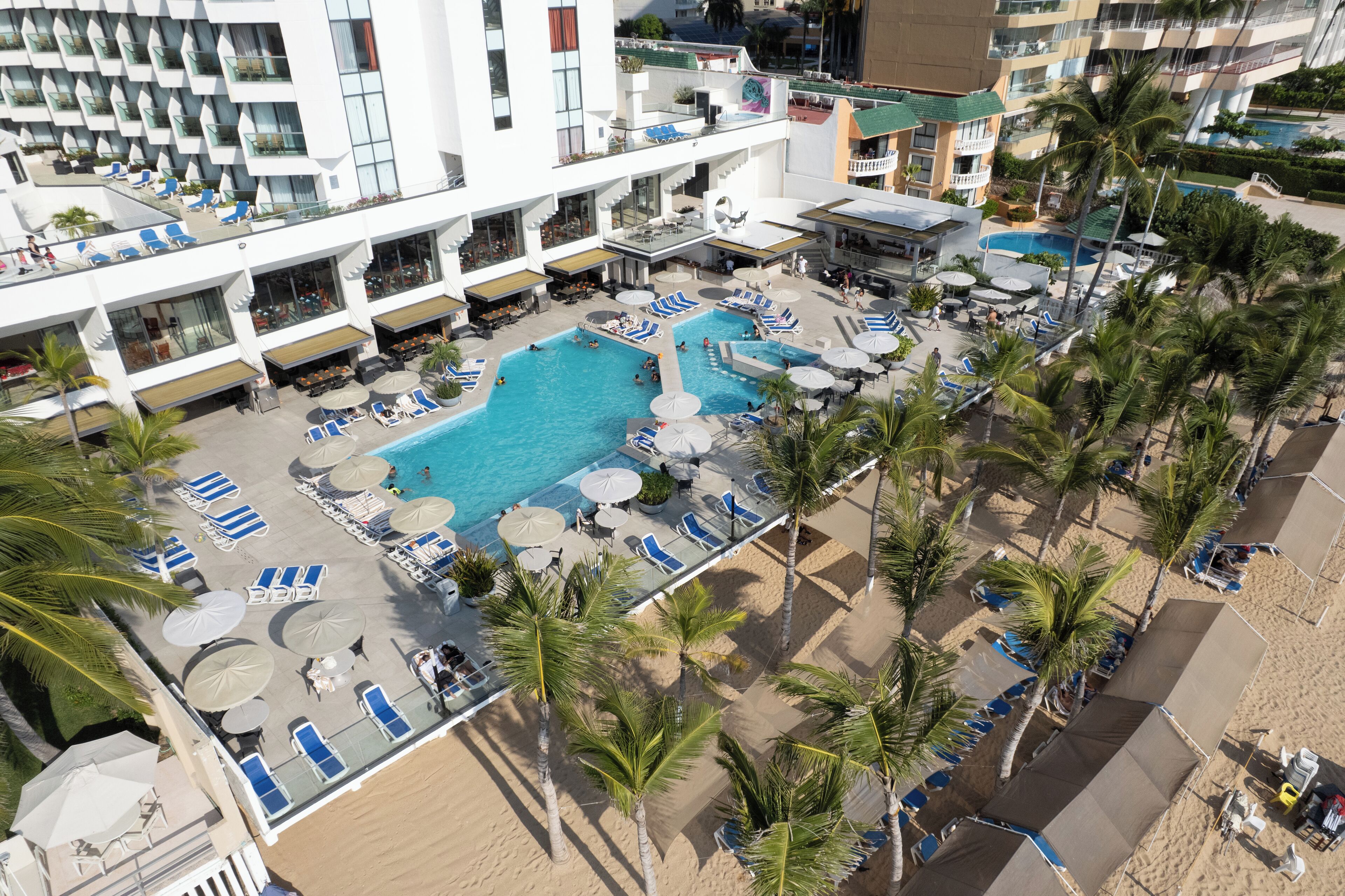 Utendørsbasseng, bassengparasoller og solsenger