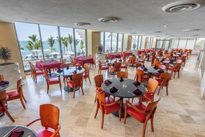 2 間餐廳，供應早餐