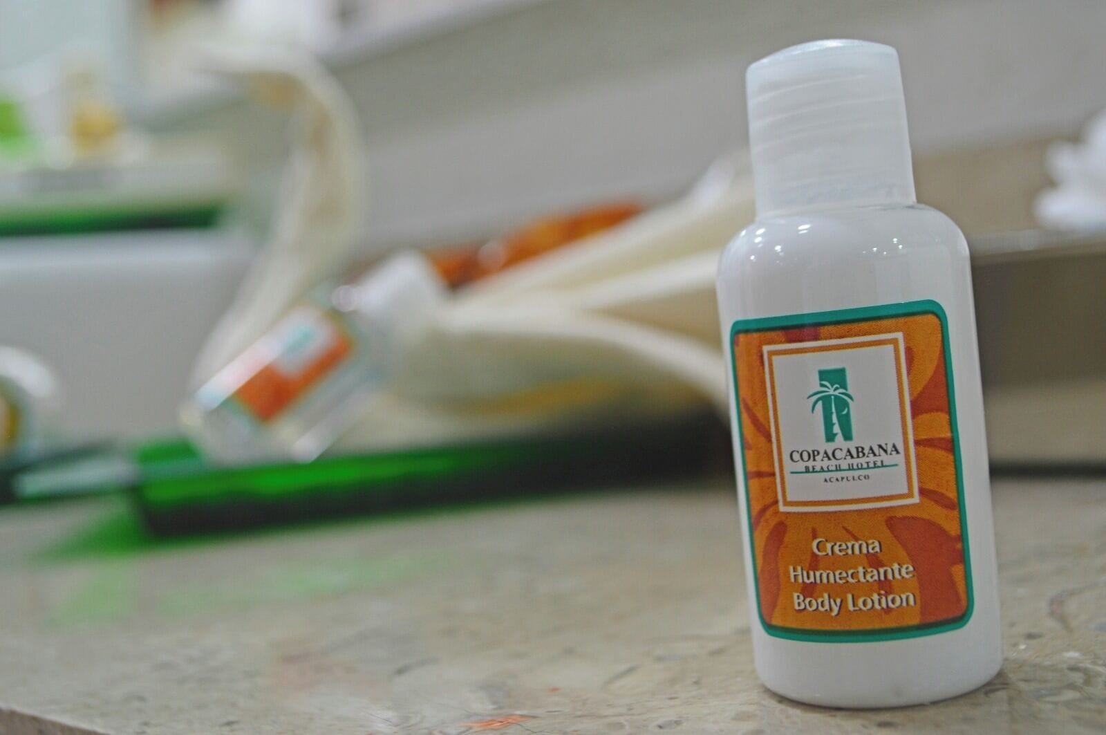 Une bouteille de lotion pour le corps sur un comptoir.