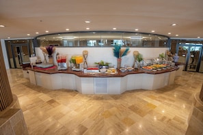 2 restaurants, breakfast served