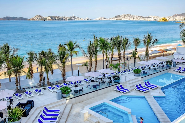 Piscina externa, funciona das 8h às 21h, guarda-sóis, espreguiçadeiras