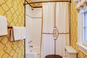 Shower, hair dryer, towels - Ramsay Estate Carriage House – Luxury Retreat with Mountain Views (Greenwood)
