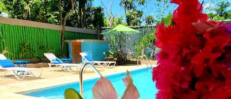 Una piscina al aire libre