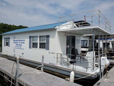Floating Cabin at Steele Creek Marina--CAN NOT BE DRIVEN