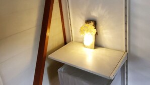 Ein kleiner, abgeschlossener Raum mit einer Sitzbank und einer Lampe.