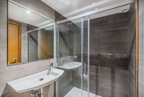 Douche, sèche-cheveux, serviettes fournies