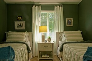 3 عدّة غرف نوم ومكواة/لوح كي وواي فاي وملاءات أسرّة