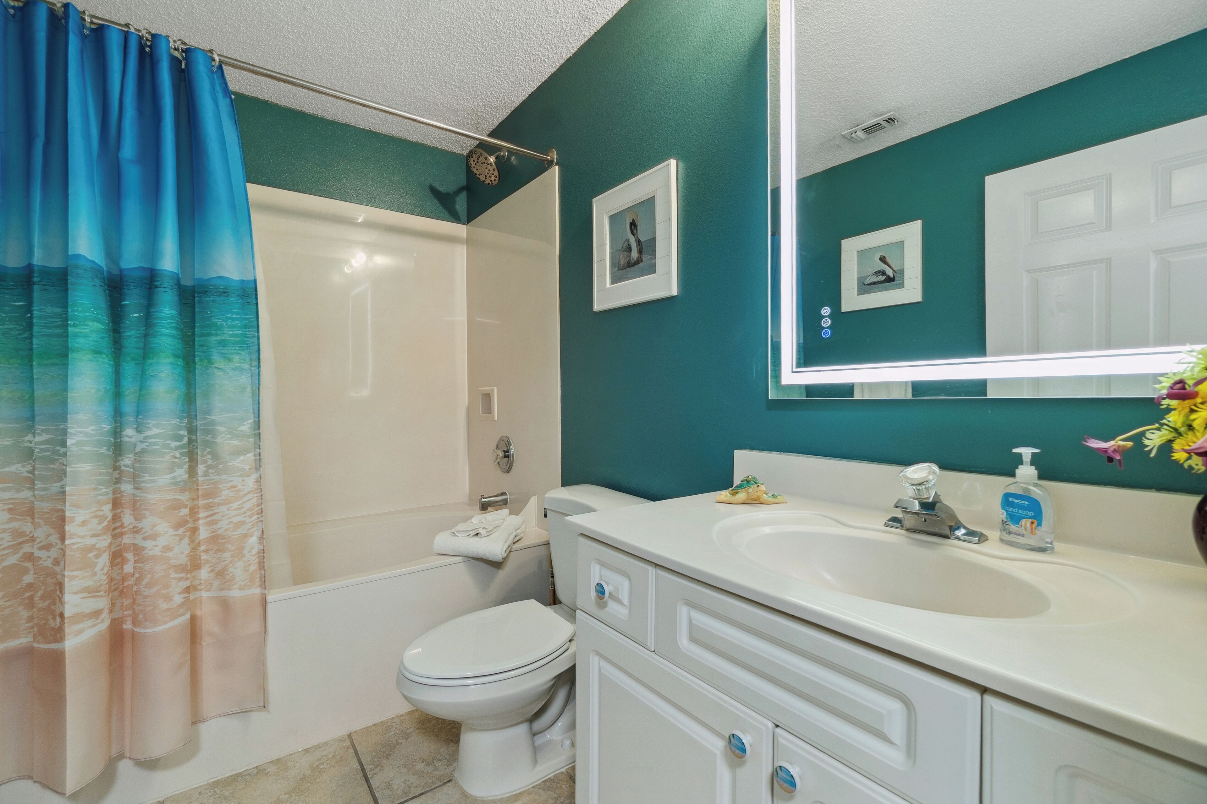 Un baño con bañera, inodoro y lavabo.