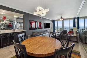Dining - Free Beach Service! Newly Updated/Beachy 8th flr condo w/stunning Gulf Views! (Navarre Beach)