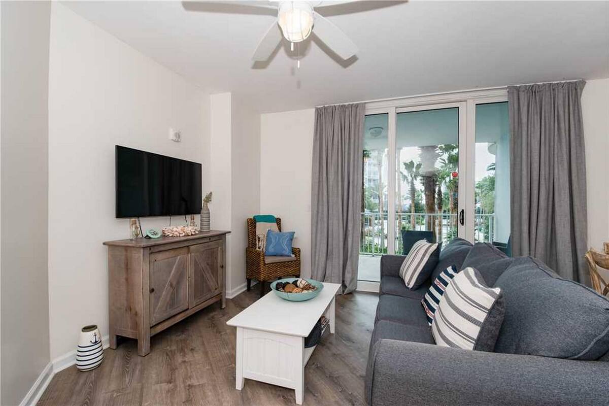 Signature appartement, 2 slaapkamers | Woonkamer | Een 42-inch flatscreentelevisie met kabelzenders en televisie