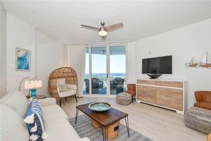 家庭公寓式客房, 2 间卧室 | 客厅 | 42-英寸纯平电视 （配备有线频道）、电视