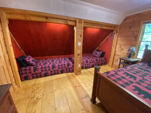 3 bedrooms, iron/ironing board, free WiFi, bed sheets - 3/2 Log Cabin with year round rushing creek. Hot tub, wifi, A/C, arcade game.  (Maggie Valley)