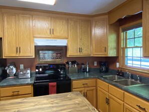 Fridge, microwave, oven, stovetop - 3/2 Log Cabin with year round rushing creek. Hot tub, wifi, A/C, arcade game.  (Maggie Valley)