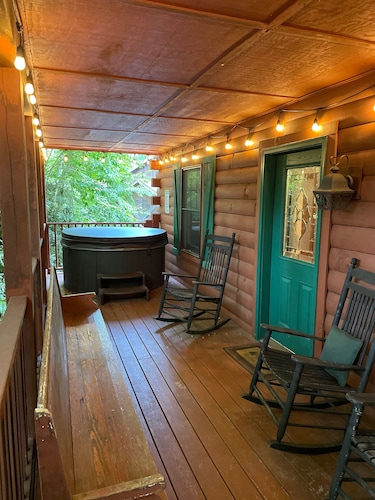3/2 Log Cabin with year round rushing creek. Hot tub, wifi, A/C, arcade game. 
