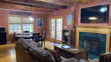 Smart TV, lareira, videogames, livros