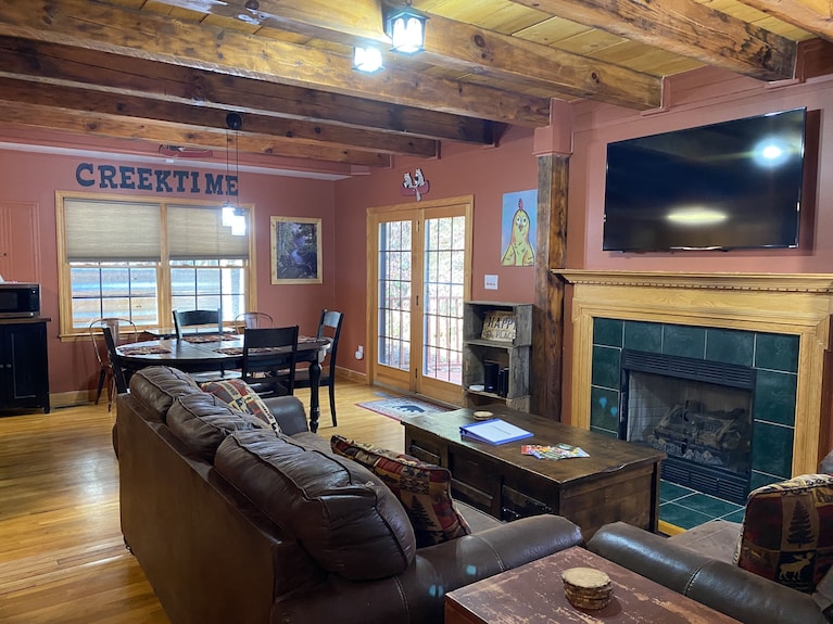 3/2 Log Cabin With Year Round Rushing Creek. Hot Tub, Wifi, A/c, Arcade Game. - Maggie Valley, NC