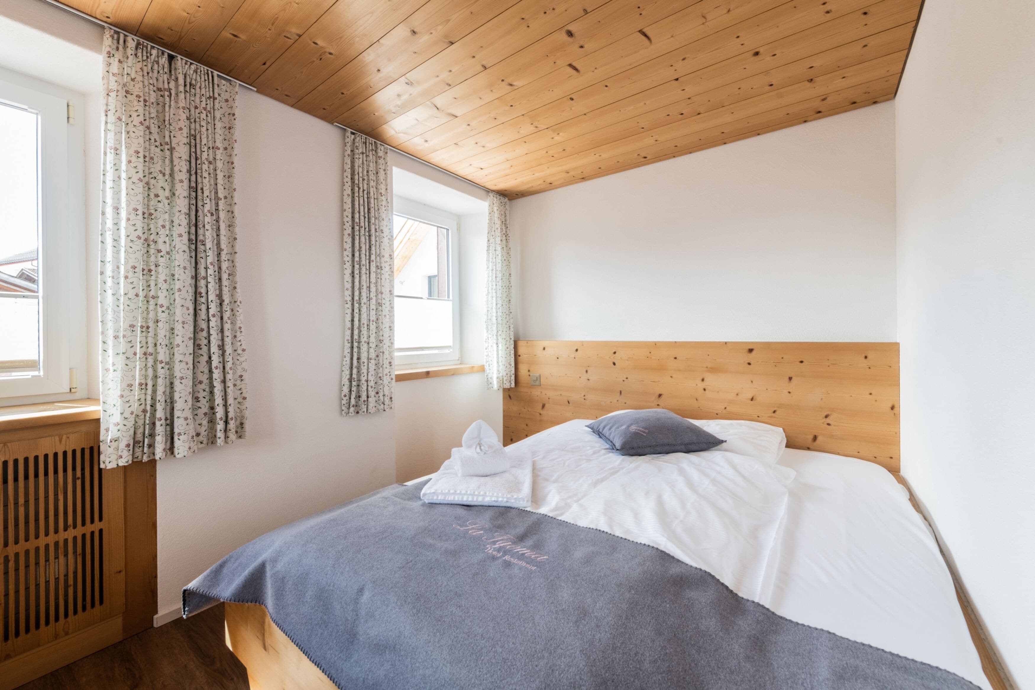 Superior Family Room | 客房内保险箱、特色装修、特色家居、办公桌