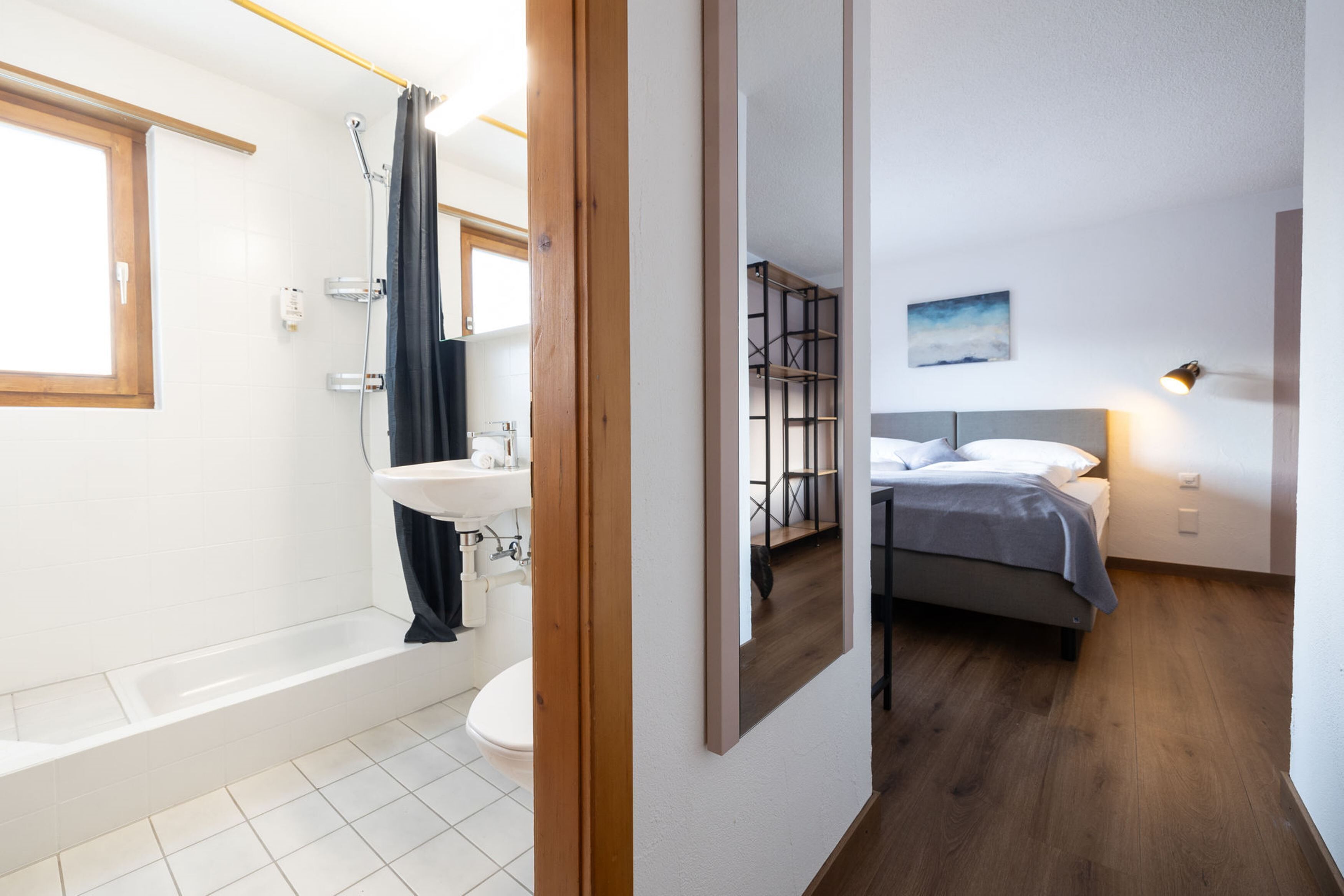 Une salle de bain moderne avec une baignoire, des toilettes et un lavabo.
