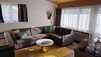 Familienapartment | Wohnbereich | 70-cm-Flachbildfernseher mit Kabelempfang, Fernseher