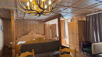 Deluxe tweepersoonskamer | Een kluis op de kamer, individueel gedecoreerd, individueel gemeubileerd