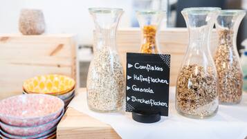 TĂ€gliches kontinentales FrĂŒhstĂŒck (19 CHF pro Person)