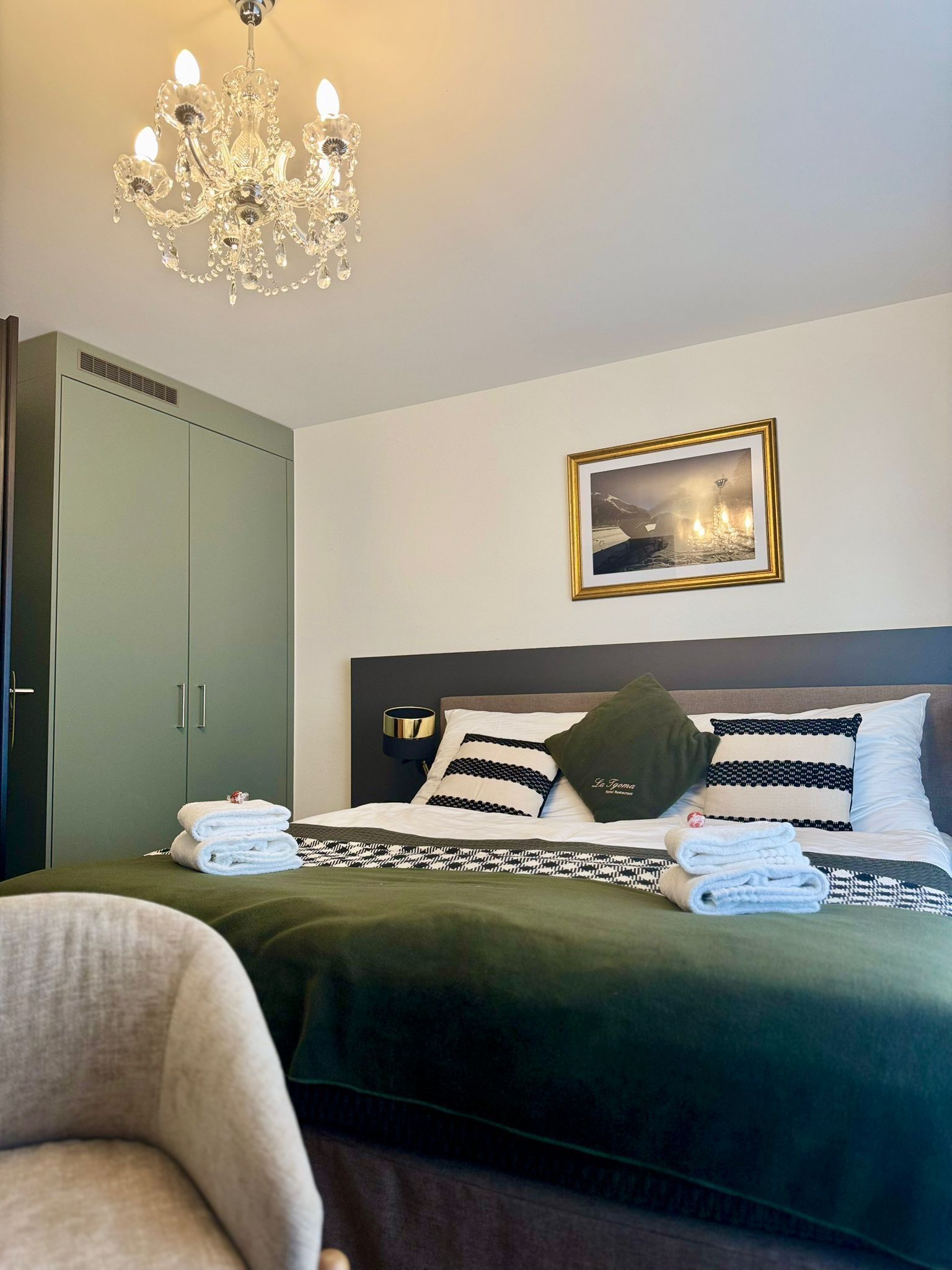 高级双人房 | 客房内保险箱、特色装修、特色家居、办公桌