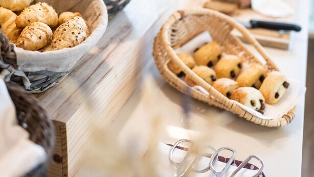 Een bakkerijpresentatie met diverse gebakjes in manden.