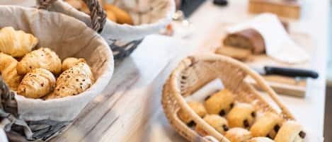 Daily continental breakfast (CHF 19 per person)