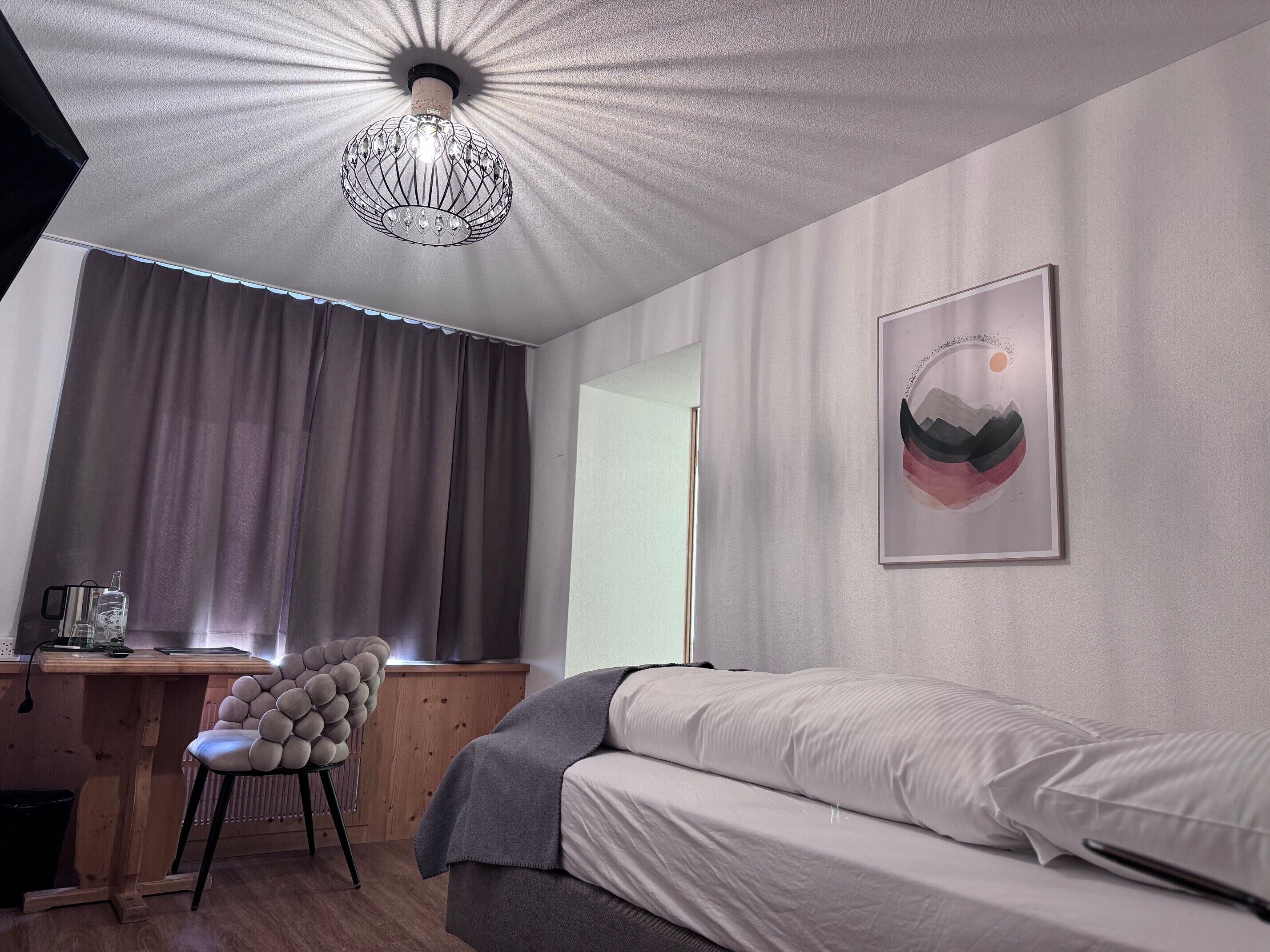 标准单人房 | 客房内保险箱、特色装修、特色家居、办公桌