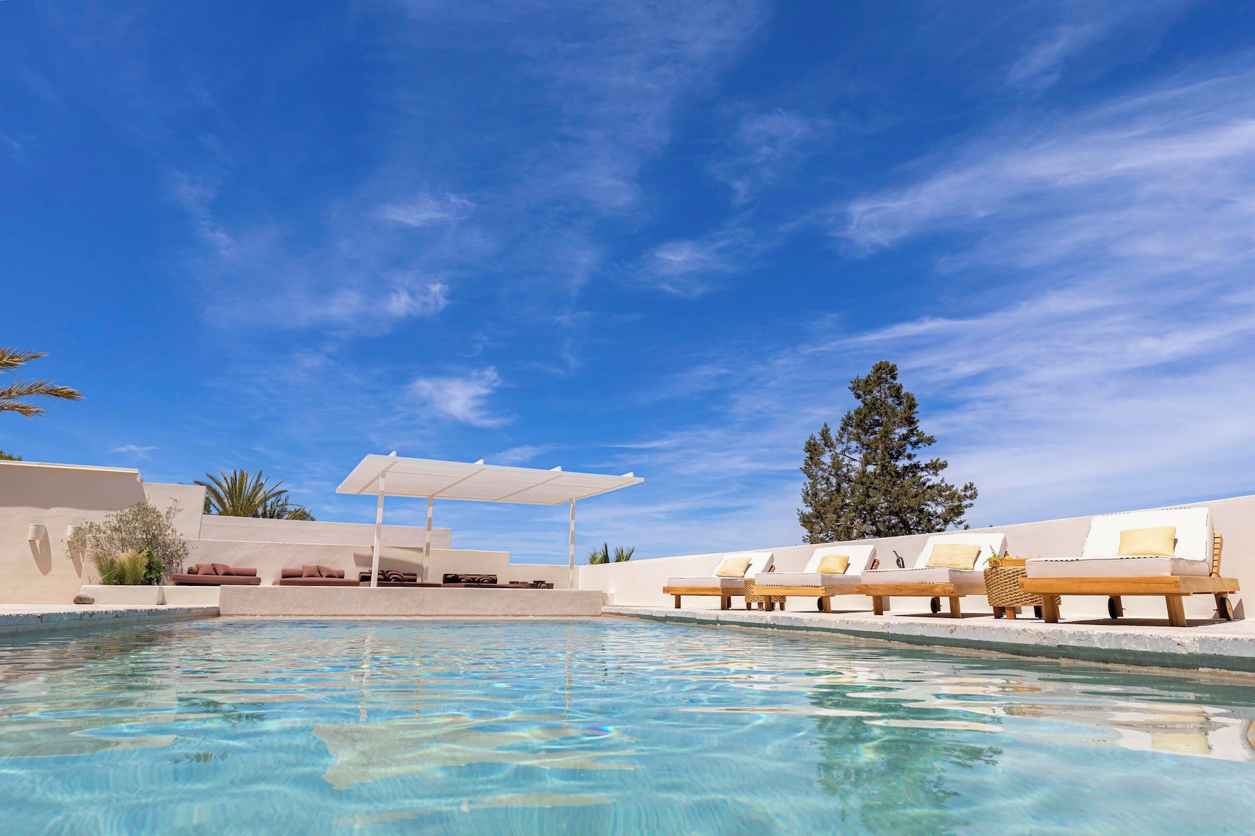 2 outdoor pools, pool loungers