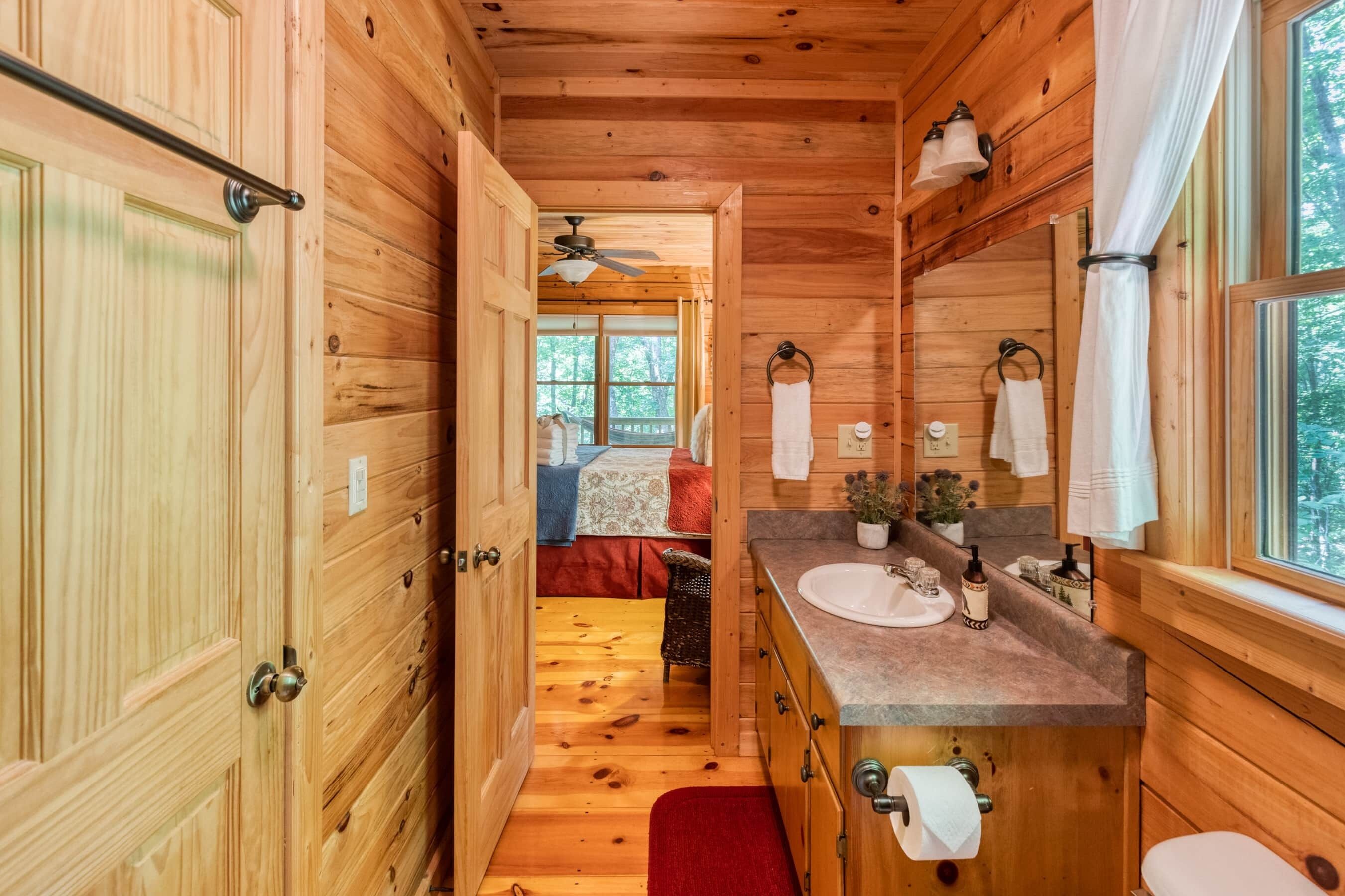 Kombination af bruser/badekar, hårtørrer, håndklæder