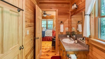 Combined shower/bathtub, hair dryer, towels