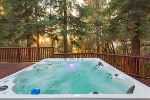 Outdoor spa tub - Hot Tub, Privacy, Oversized Deck, Open Floor Plan, Centrally Located! (Mariposa)