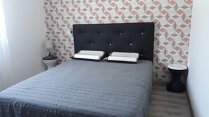 3 habitaciones, tabla de planchar con plancha y cuna de viaje 