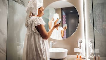 Habitación con 2 camas individuales | Baño | Ducha, cabezal de ducha tipo lluvia, secador de pelo y toallas