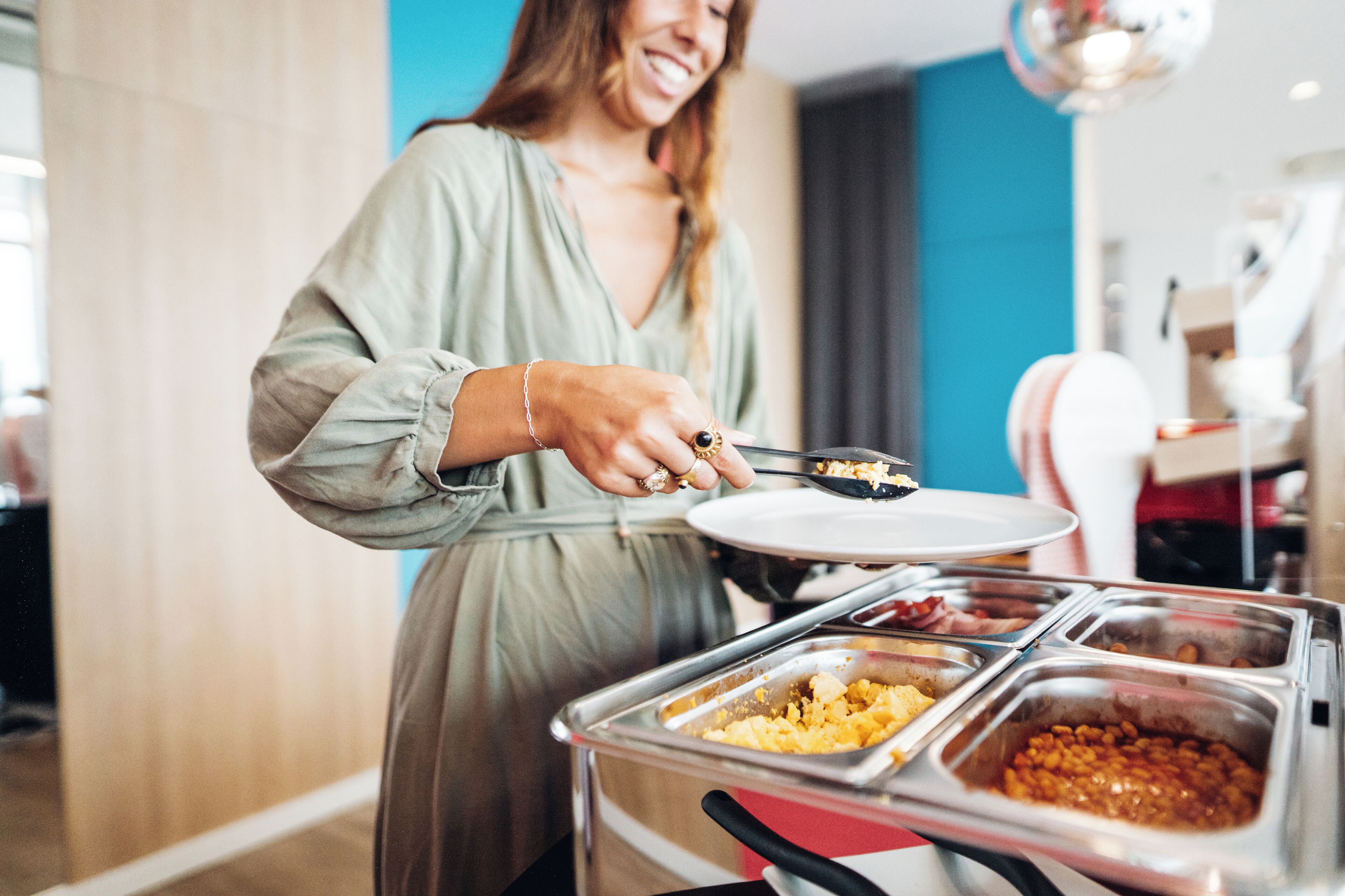 Disposição de buffet com diversas opções de comida.