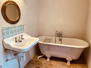 Badkar, handdukar och toalettpapper